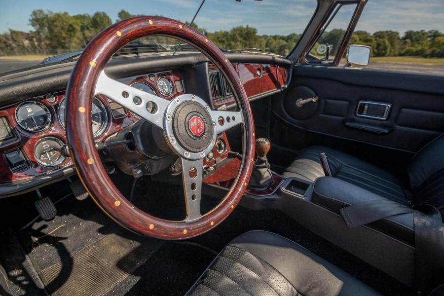 Интерьер MGB Roadster 5-Speed 1977 года  (фото 31 из 72)